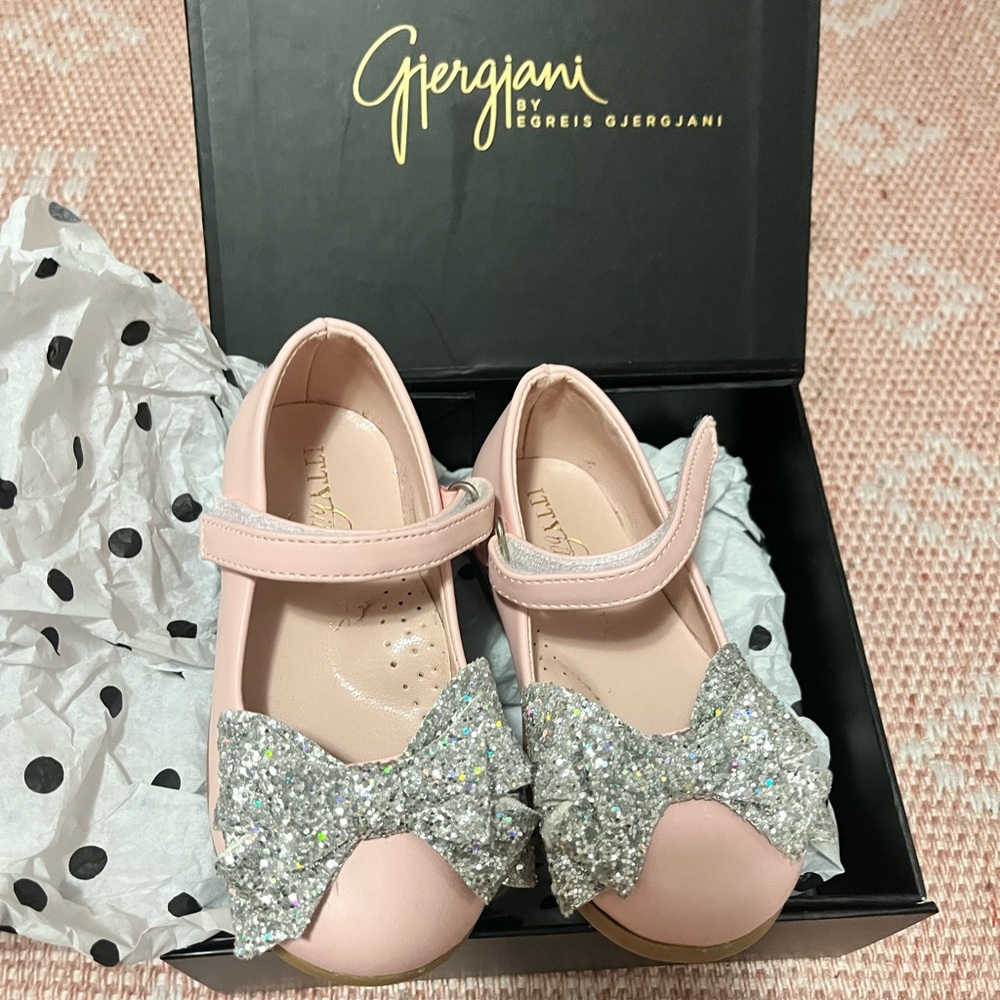 Dressy shoes with glittery bow by itty bitty toes.